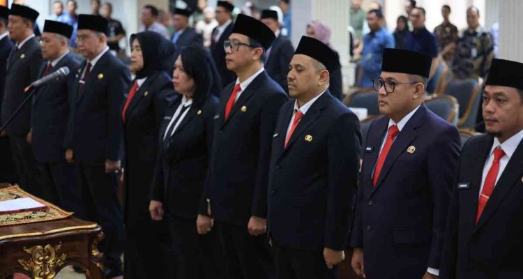 Sekda Palembang, Aprizal atas nama Walikota Ratu Dewa melantik dan mengambil sumpah sejumlah pejabat baru di lingkungan Pemkot Palembang, Kamis (25/9/2025). Foto: Komifn o Palembang.