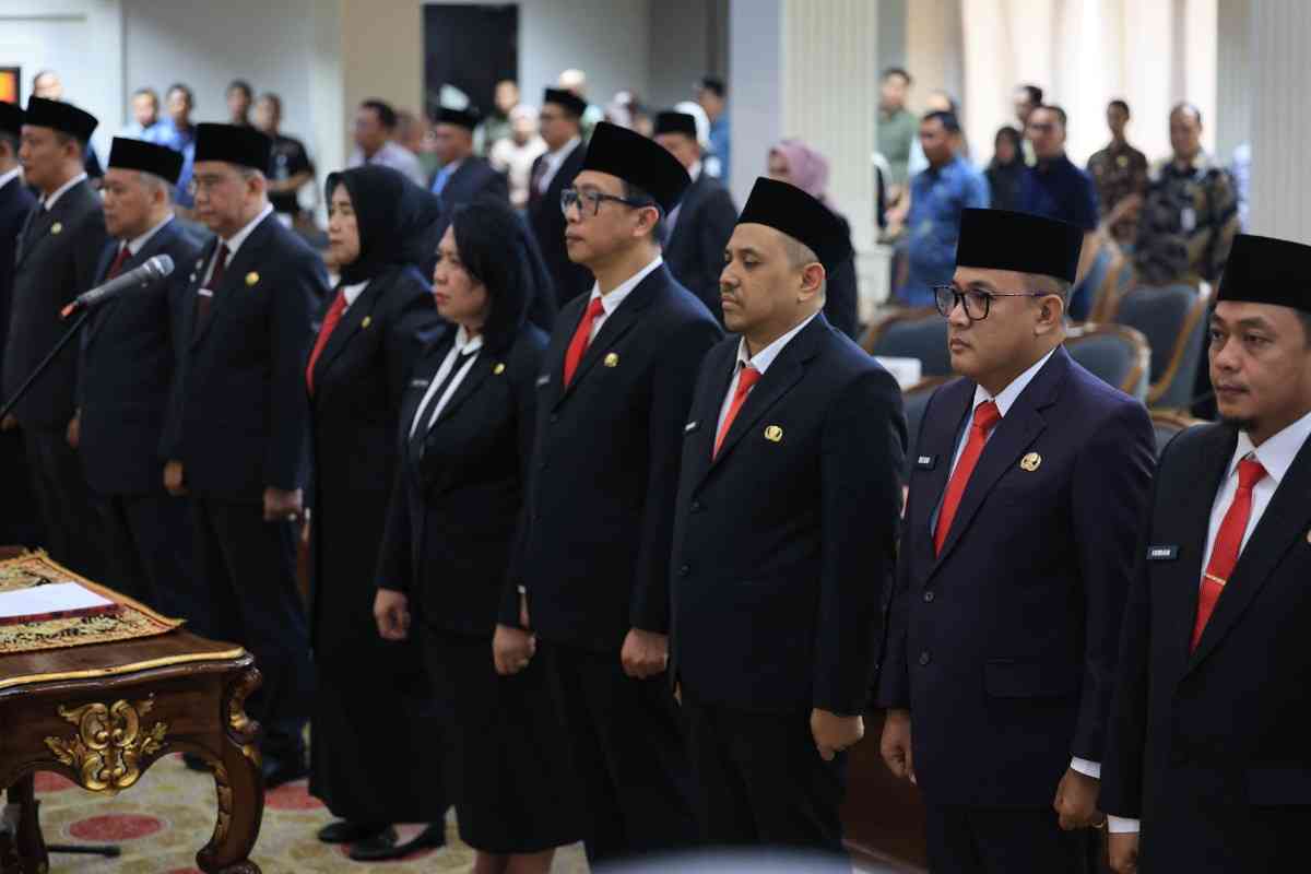 Sekda Palembang, Aprizal atas nama Walikota Ratu Dewa melantik dan mengambil sumpah sejumlah pejabat baru di lingkungan Pemkot Palembang, Kamis (25/9/2025). Foto: Komifn o Palembang.