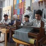 Kegiatan menenun kait nusantara, produk UMKM di bawa binaan Pertamina. Foto: IST
