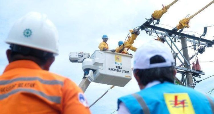 Perbaikan jaringan listrik PLN. Foto: Dok PLN