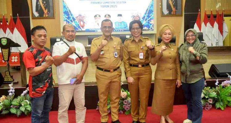 Sekda Sumsel, Edward Candra bersama kepala isntasni terkait usai memimpin rapat koordinasi peresiapan Pornas Korpri, Selasa (2/9/2025). Foto: Humas Pemprov Sumsel.