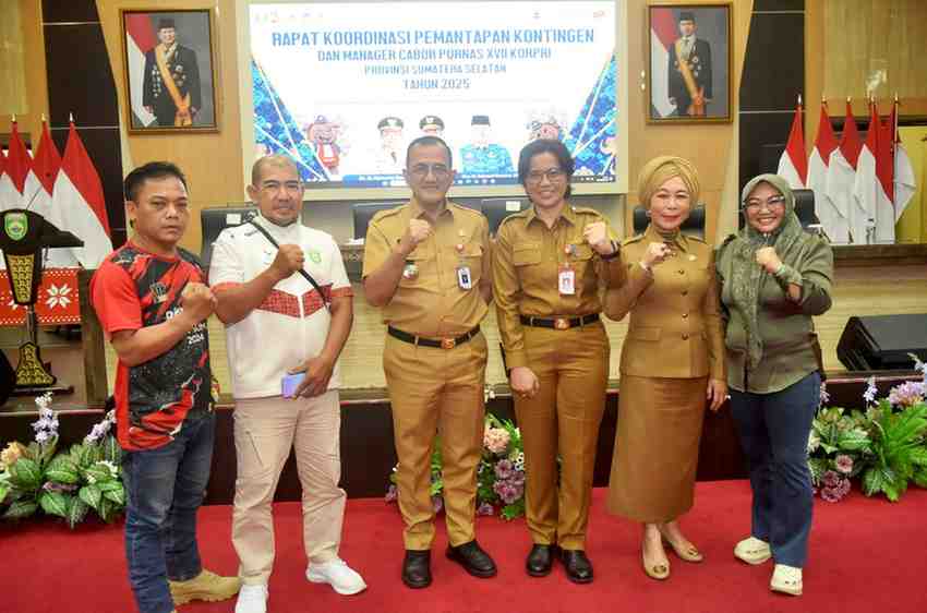 Sekda Sumsel, Edward Candra bersama kepala isntasni terkait usai memimpin rapat koordinasi peresiapan Pornas Korpri, Selasa (2/9/2025). Foto: Humas Pemprov Sumsel.
