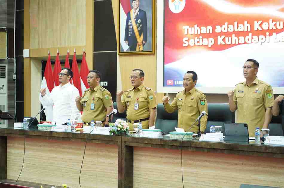 Sekretaris Daerah (Sekda) Sumsel, Drs. H. Edward Chandra, M.H., selaku Ketua Umum Panitia Besar, memimpin rapat koordinasi di Auditorium Bina Praja, Palembang, Selasa (16/9/2025). Foto: Humas Pemprov Sumsel.