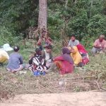 Warga Macang Sakti yang membrsihkan semak pinggir jalkan desa dan memperbaiki saluran air. Foto: IST.