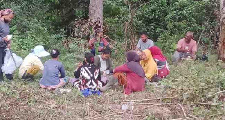 Warga Macang Sakti yang membrsihkan semak pinggir jalkan desa dan memperbaiki saluran air. Foto: IST.