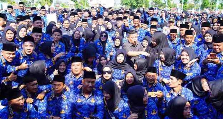Bupati Muba, HM Toha bersama sejumlah pejabat foto bersama para PPPK yang baru dilantik, Kamis (25/9/2025). Foto: KOminfo Muba.
