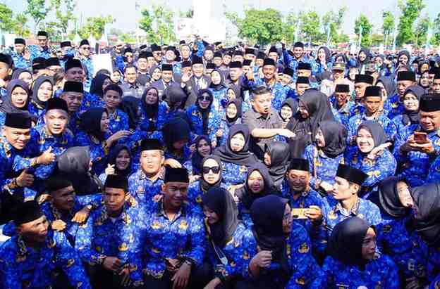 Bupati Muba, HM Toha bersama sejumlah pejabat foto bersama para PPPK yang baru dilantik, Kamis (25/9/2025). Foto: KOminfo Muba.
