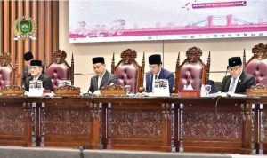 Para pimpinan DPRD Sumsel dan Sekda Provinsi Sumsel saat mengikuti paripurna XXI 2025 DPRD Sumsel, Senin (29/9/2025). Foto: Humas DPRD Sumsel.