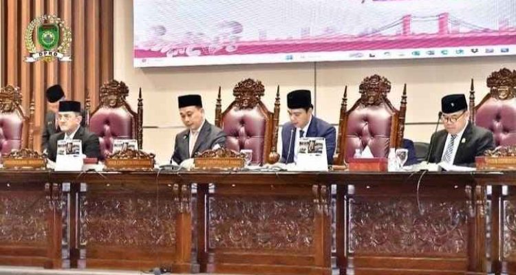 Para pimpinan DPRD Sumsel dan Sekda Provinsi Sumsel saat mengikuti paripurna XXI 2025 DPRD Sumsel, Senin (29/9/2025). Foto: Humas DPRD Sumsel.