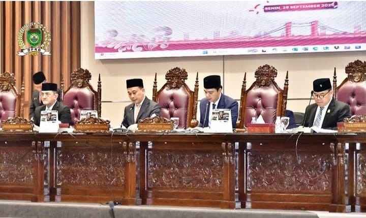 Para pimpinan DPRD Sumsel dan Sekda Provinsi Sumsel saat mengikuti paripurna XXI 2025 DPRD Sumsel, Senin (29/9/2025). Foto: Humas DPRD Sumsel.