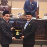 Pimpinan sidang paripurna, H Nopianto bersama Sekda Sumsel, H Edward Candra. Foto: Humas Pemprov Sumsel.