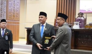 Ketua DPRD Sumsel, Andie Dinialdie menyerahkan hasil reses anggota dan pimpinan DPRD kepada Wagub Sumsel, Cik Ujang pada rapat paripurna XX DPRD Sumsel, Rabu (10/9/2025). Foto: Humas DPRD Sumsel.