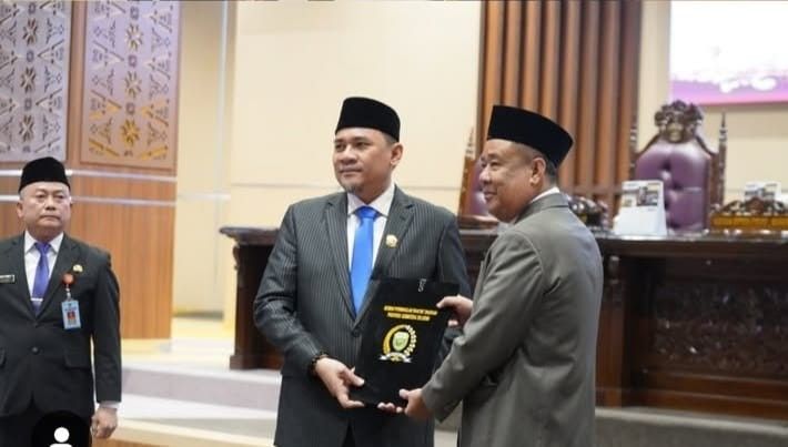 Ketua DPRD Sumsel, Andie Dinialdie menyerahkan hasil reses anggota dan pimpinan DPRD kepada Wagub Sumsel, Cik Ujang pada rapat paripurna XX DPRD Sumsel, Rabu (10/9/2025). Foto: Humas DPRD Sumsel.