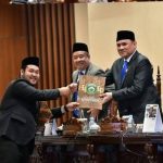 Ketua DPRD Sumsel, Andie Dinialdie menerima laporan dari juru bicara Dapil tentang hasil reses, Rabu (10/9/2025). Foto: Humas DPRD Sumsel.
