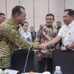 Sekda Sumsel, Edward Candra bersalaman dengan Mendagri Tito Karnavian di Rekor Pemerintah Daerah di Batam, Minggu (21/9/2025). Foto: Humas Pemprov Sumsel.