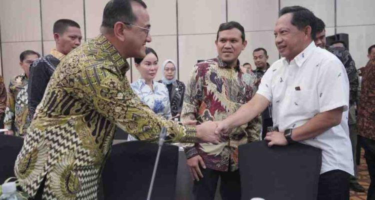 Sekda Sumsel, Edward Candra bersalaman dengan Mendagri Tito Karnavian di Rekor Pemerintah Daerah di Batam, Minggu (21/9/2025). Foto: Humas Pemprov Sumsel.