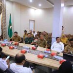 Sekretaris Daerah Provinsi Sumatera Selatan (Sumsel), Drs. H. Edward Candra, mengikuti Rapat Pengendalian Inflasi dan Evaluasi Dukungan Pemda dalam Program 3 Juta Rumah yang diselenggarakan Kementerian Dalam Negeri (Kemendagri) secara virtual di Command Center Pemprov Sumsel, Selasa (2/9/2025) pagi. Foto: Humas Pemprov Sumsel.