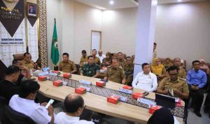 Sekretaris Daerah Provinsi Sumatera Selatan (Sumsel), Drs. H. Edward Candra, mengikuti Rapat Pengendalian Inflasi dan Evaluasi Dukungan Pemda dalam Program 3 Juta Rumah yang diselenggarakan Kementerian Dalam Negeri (Kemendagri) secara virtual di Command Center Pemprov Sumsel, Selasa (2/9/2025) pagi. Foto: Humas Pemprov Sumsel.