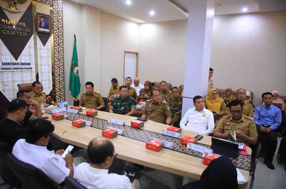 Sekretaris Daerah Provinsi Sumatera Selatan (Sumsel), Drs. H. Edward Candra, mengikuti Rapat Pengendalian Inflasi dan Evaluasi Dukungan Pemda dalam Program 3 Juta Rumah yang diselenggarakan Kementerian Dalam Negeri (Kemendagri) secara virtual di Command Center Pemprov Sumsel, Selasa (2/9/2025) pagi. Foto: Humas Pemprov Sumsel.