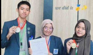 Siswa dan siswi asal Kabupaten Ogan Ilir, Azzahra Putri Efania, Bunga Shafira Muthmainah, dan Imam Zayid, kelas XI MAN insan Cendikian OKI, juara lomba riset internasional. Foto: IST