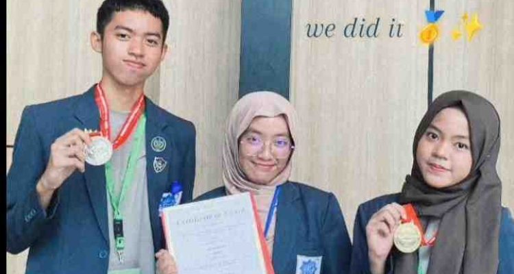 Siswa dan siswi asal Kabupaten Ogan Ilir, Azzahra Putri Efania, Bunga Shafira Muthmainah, dan Imam Zayid, kelas XI MAN insan Cendikian OKI, juara lomba riset internasional. Foto: IST