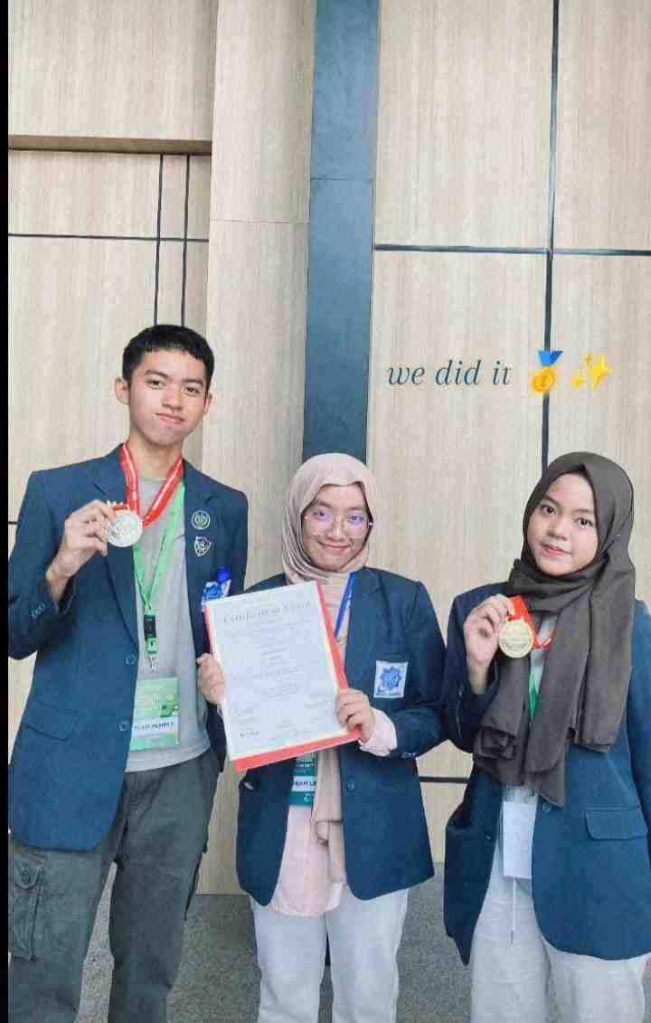 Siswa dan siswi asal Kabupaten Ogan Ilir, Azzahra Putri Efania, Bunga Shafira Muthmainah, dan Imam Zayid, kelas XI MAN insan Cendikian OKI, juara lomba riset internasional. Foto: IST