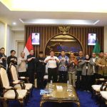 Gubernur Sumsel, Herman deru saat menerima kunjungan silaturahmi Regional CEO 3 Bank Syariah Indonesia (BSI) Palembang, Ari Yusnairy Muslim, beserta jajaran pimpinan BSI, di ruang kerjanya, Kamis (18/9/2025). Foto: Humas Pemprov Sumsel.