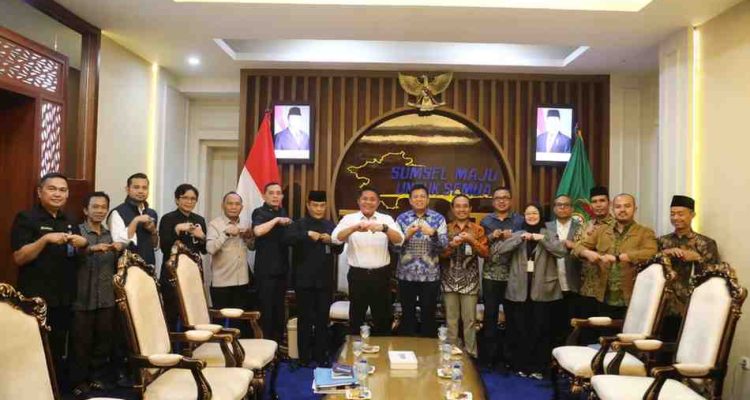 Gubernur Sumsel, Herman deru saat menerima kunjungan silaturahmi Regional CEO 3 Bank Syariah Indonesia (BSI) Palembang, Ari Yusnairy Muslim, beserta jajaran pimpinan BSI, di ruang kerjanya, Kamis (18/9/2025). Foto: Humas Pemprov Sumsel.