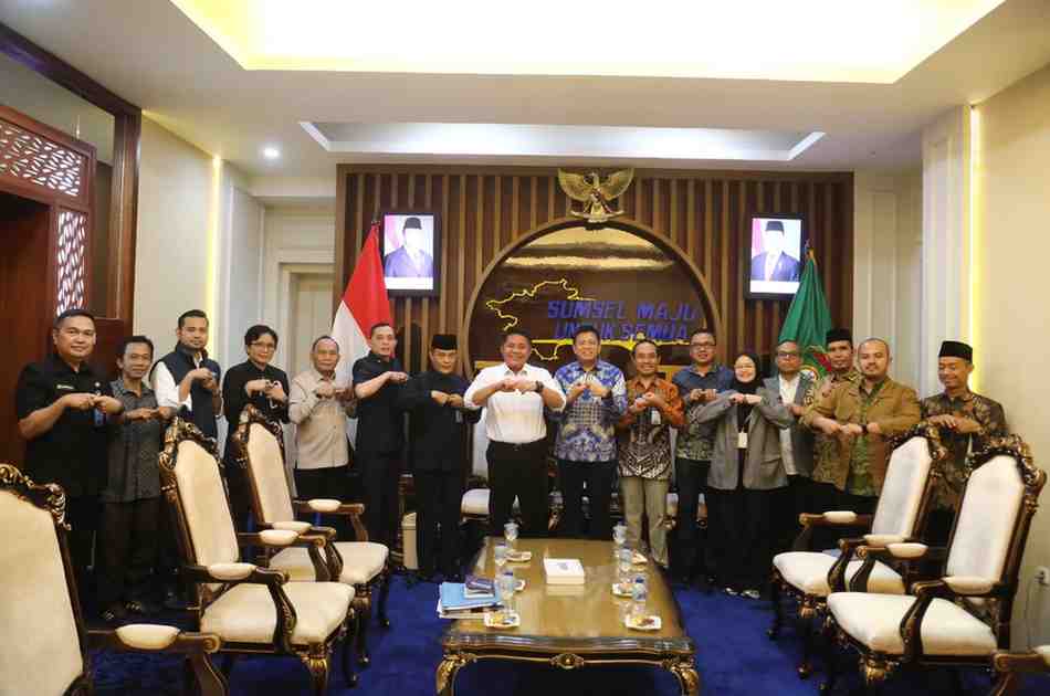 Gubernur Sumsel, Herman deru saat menerima kunjungan silaturahmi Regional CEO 3 Bank Syariah Indonesia (BSI) Palembang, Ari Yusnairy Muslim, beserta jajaran pimpinan BSI, di ruang kerjanya, Kamis (18/9/2025). Foto: Humas Pemprov Sumsel.