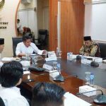 Gubernur Sumsel, Hermen Deru didampingi sejumlah pejabat wawancara virtiul dengan pantia seleksi penerima Pesantren Award 2025, Rabu (24/9/2025). Foto: Humas Pemprov Sumsel.