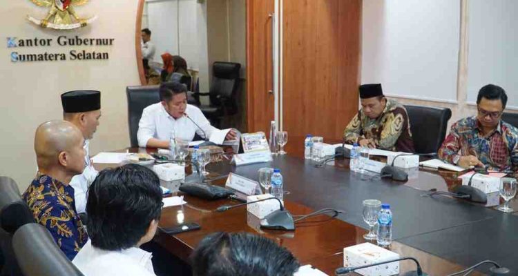 Gubernur Sumsel, Hermen Deru didampingi sejumlah pejabat wawancara virtiul dengan pantia seleksi penerima Pesantren Award 2025, Rabu (24/9/2025). Foto: Humas Pemprov Sumsel.