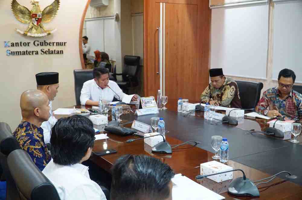 Gubernur Sumsel, Hermen Deru didampingi sejumlah pejabat wawancara virtiul dengan pantia seleksi penerima Pesantren Award 2025, Rabu (24/9/2025). Foto: Humas Pemprov Sumsel.