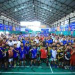 Gubernur Sumsel, Herman Deru bersama para pengurus PBSi Sumsel dan atlet yang ikut Kejuaraan PBSi Sumsel Cup 2025 di GOR Warsito, Palembang, Senin (8/9/2025). Foto: Humas Pemprov Sumsel.