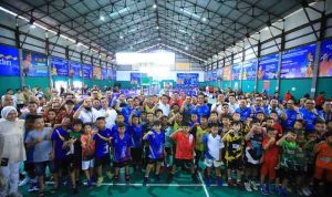 Gubernur Sumsel, Herman Deru bersama para pengurus PBSi Sumsel dan atlet yang ikut Kejuaraan PBSi Sumsel Cup 2025 di GOR Warsito, Palembang, Senin (8/9/2025). Foto: Humas Pemprov Sumsel.