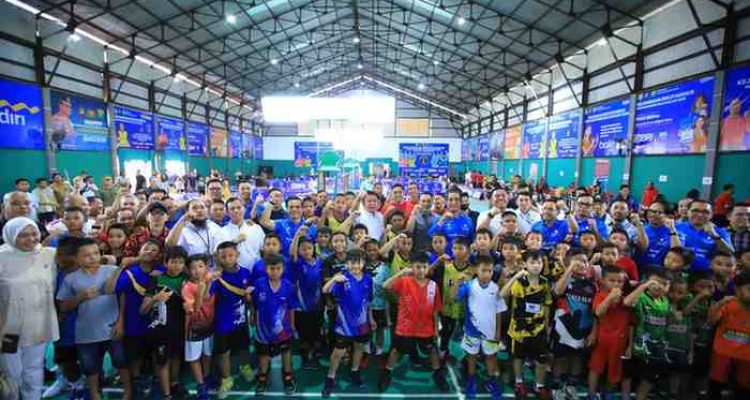 Gubernur Sumsel, Herman Deru bersama para pengurus PBSi Sumsel dan atlet yang ikut Kejuaraan PBSi Sumsel Cup 2025 di GOR Warsito, Palembang, Senin (8/9/2025). Foto: Humas Pemprov Sumsel.