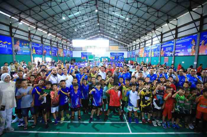 Gubernur Sumsel, Herman Deru bersama para pengurus PBSi Sumsel dan atlet yang ikut Kejuaraan PBSi Sumsel Cup 2025 di GOR Warsito, Palembang, Senin (8/9/2025). Foto: Humas Pemprov Sumsel.