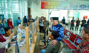 Bupati Muba, Hm Toha melaihat langsung pelayan di Mal Pelayanan Publik, Sekayu, Kamis (4/9/2025). Foto: Kominfo Muba.