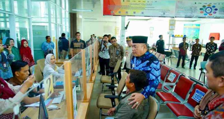 Bupati Muba, Hm Toha melaihat langsung pelayan di Mal Pelayanan Publik, Sekayu, Kamis (4/9/2025). Foto: Kominfo Muba.