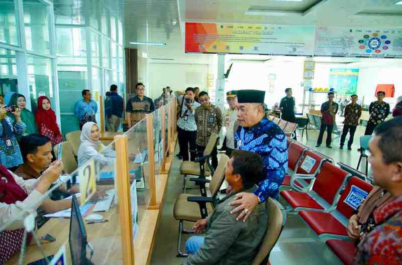 Bupati Muba, Hm Toha melaihat langsung pelayan di Mal Pelayanan Publik, Sekayu, Kamis (4/9/2025). Foto: Kominfo Muba.
