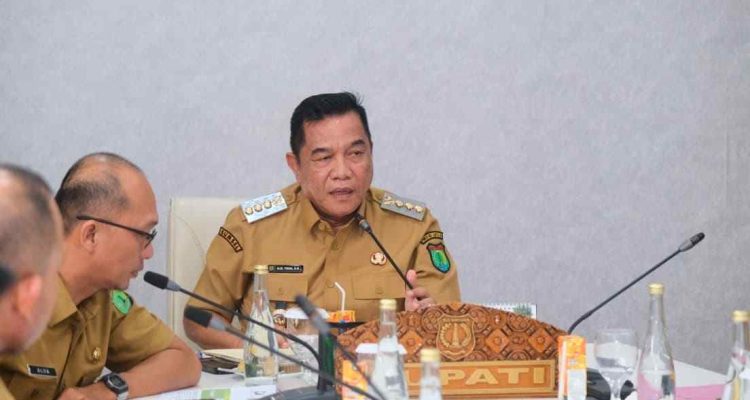 Bupati Muba, HM Toha saat pimpin rapat pemberian insentif retribusi pemakaian alat berat/alsintan-bun bagi petani/pekebun, Selasa (16/9/2025) di Ruang Rapat Guest House Griya Bumi Serasan Sekate. Foto: Kominfo Muba.