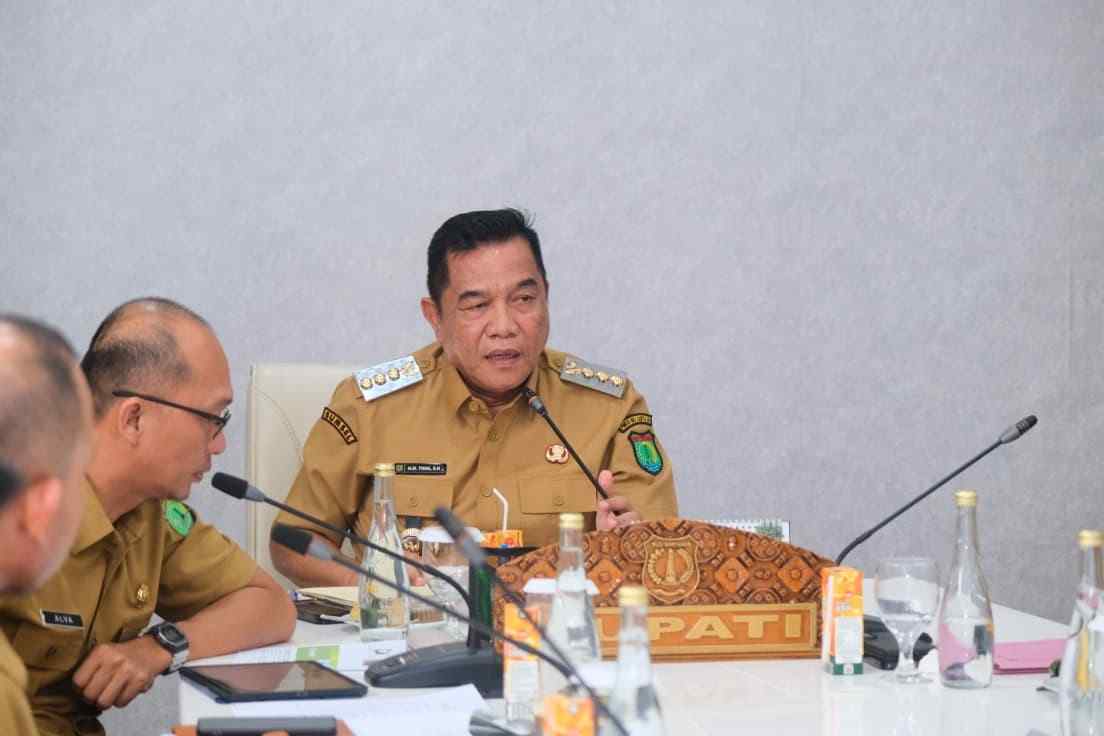 Bupati Muba, HM Toha saat pimpin rapat pemberian insentif retribusi pemakaian alat berat/alsintan-bun bagi petani/pekebun, Selasa (16/9/2025) di Ruang Rapat Guest House Griya Bumi Serasan Sekate. Foto: Kominfo Muba.