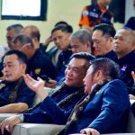 Ketua NasDem Sumsel, Dr Hreman Deru tampak bercengrama serius dengan HM Toha yang dilantik menjadi Ketua NasDem Muba, Minggu (28/9/2025). Foto: Kominfo Muba.