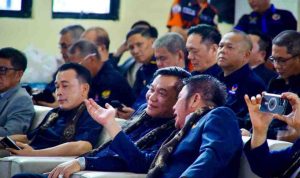 Ketua NasDem Sumsel, Dr Hreman Deru tampak bercengrama serius dengan HM Toha yang dilantik menjadi Ketua NasDem Muba, Minggu (28/9/2025). Foto: Kominfo Muba.