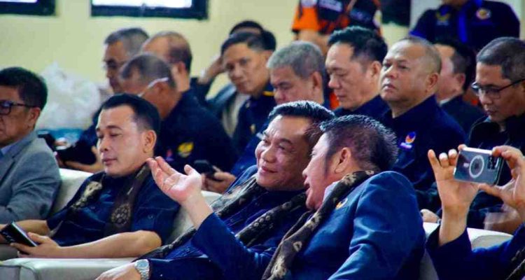 Ketua NasDem Sumsel, Dr Hreman Deru tampak bercengrama serius dengan HM Toha yang dilantik menjadi Ketua NasDem Muba, Minggu (28/9/2025). Foto: Kominfo Muba.