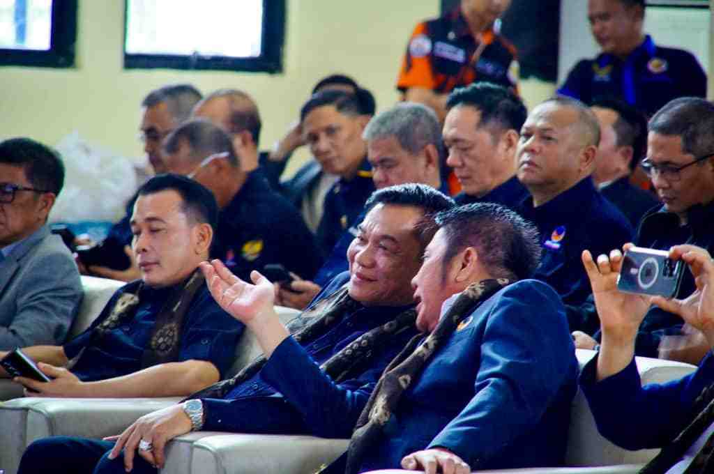 Ketua NasDem Sumsel, Dr Hreman Deru tampak bercengrama serius dengan HM Toha yang dilantik menjadi Ketua NasDem Muba, Minggu (28/9/2025). Foto: Kominfo Muba.