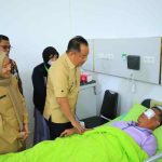 Wagub Sumsel, Cik Ujang meninjau para pasien di Rumah Sakit Khusus Mata (RSKM) Binar Provinsi Sumsel, Selasa (9/9/2025). Foto: Humas Pemprov Sumsel.