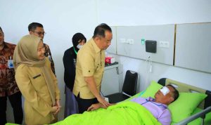 Wagub Sumsel, Cik Ujang meninjau para pasien di Rumah Sakit Khusus Mata (RSKM) Binar Provinsi Sumsel, Selasa (9/9/2025). Foto: Humas Pemprov Sumsel.