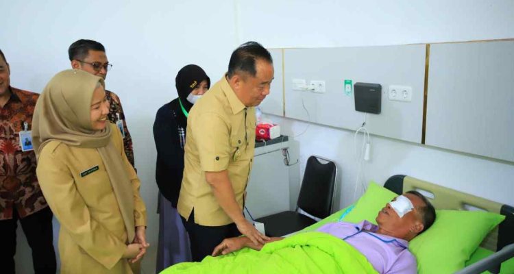 Wagub Sumsel, Cik Ujang meninjau para pasien di Rumah Sakit Khusus Mata (RSKM) Binar Provinsi Sumsel, Selasa (9/9/2025). Foto: Humas Pemprov Sumsel.