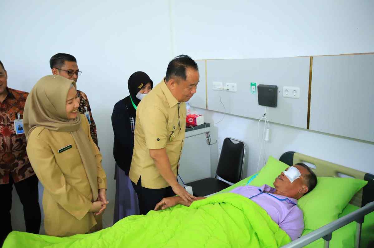 Wagub Sumsel, Cik Ujang meninjau para pasien di Rumah Sakit Khusus Mata (RSKM) Binar Provinsi Sumsel, Selasa (9/9/2025). Foto: Humas Pemprov Sumsel.