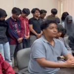 Para senior dari Himpunan Mahasiswa Teknologi Pertanian (HIMATETA) menyampaikan permintaan maaf terkait beredarnya video puluhan mahasiswa baru dari Universitas Sriwijaya (Unsri) melakukan adegan ciuman saat mengikuti kegiatan kampus, Selasa (23/9/2025). Foto: IG Kementeria-Kurangajar.